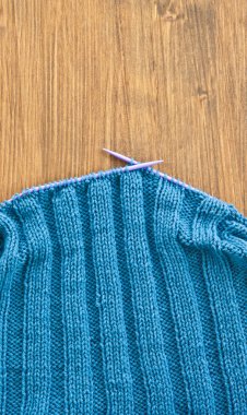 Mavi yün ile el yapımı örgü atkı