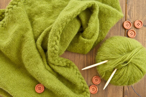 Ručně pletený šátek s zelené vlny — Stock fotografie