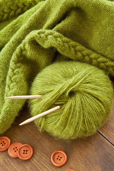 Écharpe tricotée à la main avec laine verte — Photo