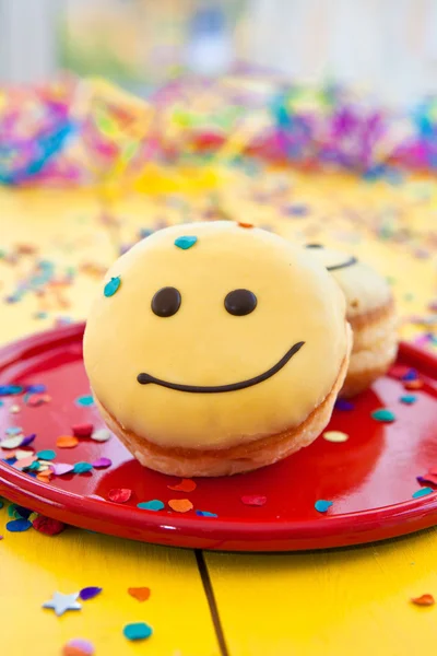 Пончик со смешной улыбкой на лице — стоковое фото