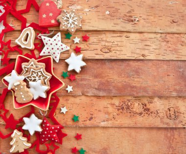 Rustik arka plan üzerinde Noel kurabiyeleri