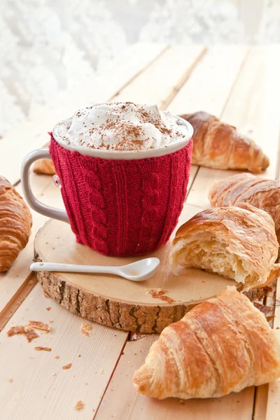 Fresh croissants and coffee — Stock Photo, Image