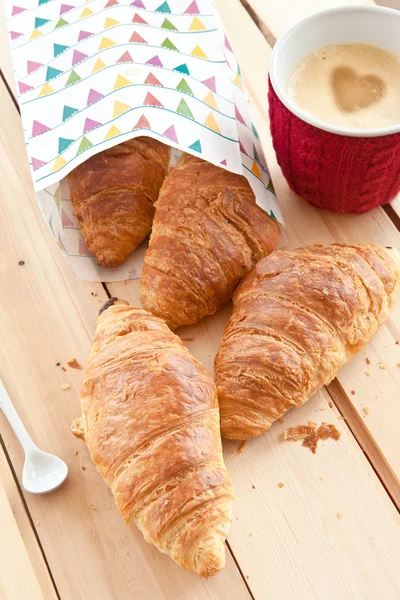 Croissants frescos y café — Foto de Stock