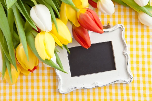 Des tulipes fraîches et un tableau noir vintage — Photo