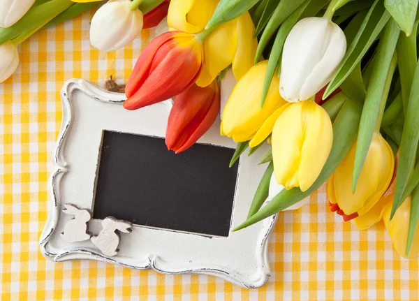 Verse tulpen en een vintage schoolbord — Stockfoto