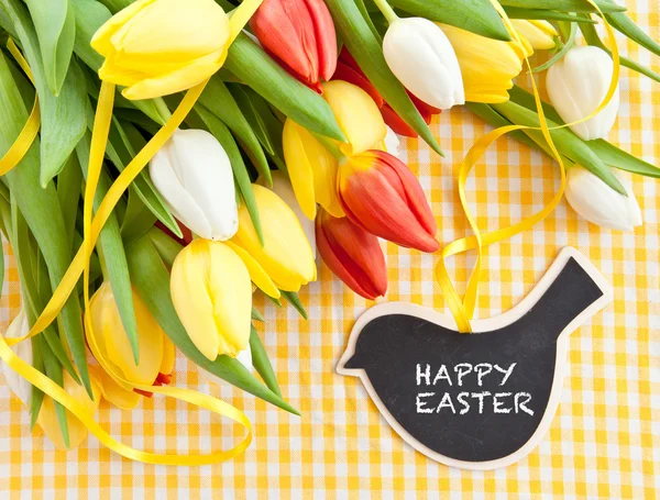 Frische Tulpen und eine Vintage-Tafel — Stockfoto