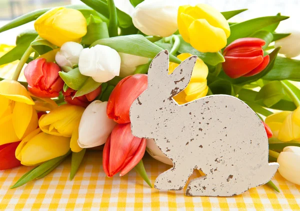 Ramo fresco de tulipanes y un conejo de Pascua — Foto de Stock