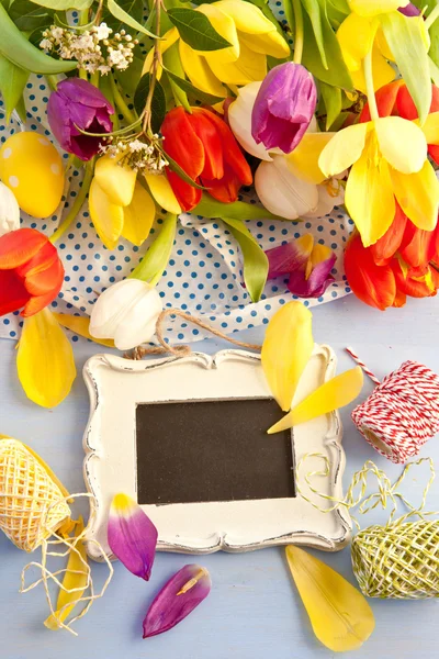 Spring flowers and vintage chalkboard — Stock Photo, Image