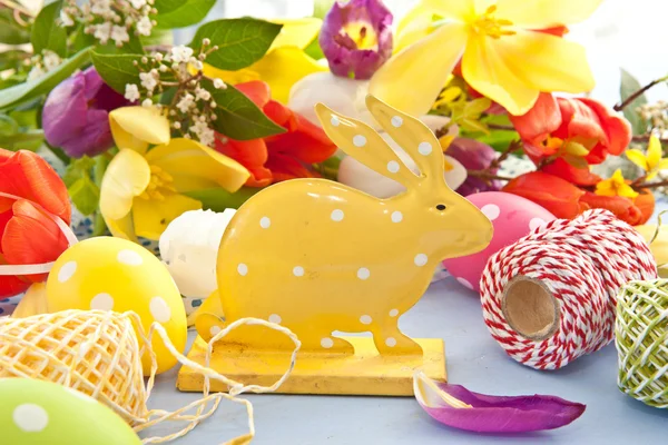 Húsvéti nyuszi és a színes virágok — Stock Fotó