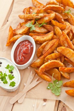 Taze patates dilimleri