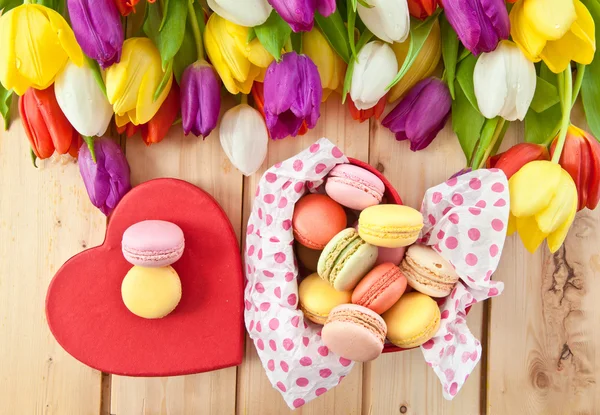 French macaroons in heartshaped box — Stock Photo, Image