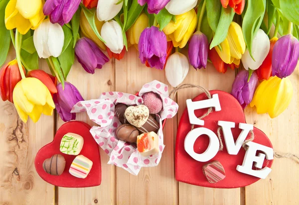 Разнообразие шоколадных конфет в коробке в форме сердца — стоковое фото