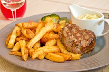 biftek ve patates kızartması