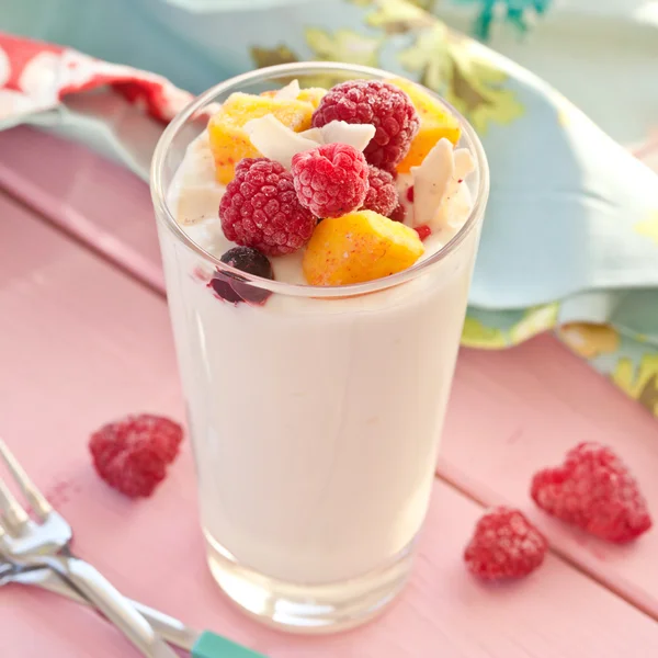 Fresh yogurt with raspberries and mango — Stock Photo, Image