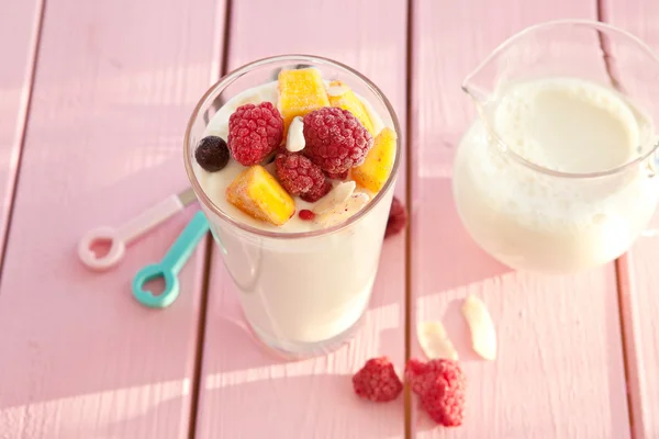 Fresh yogurt with raspberries and mango — Stock Photo, Image