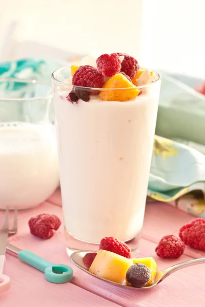 Frischer Joghurt mit Himbeeren und Mango — Stockfoto