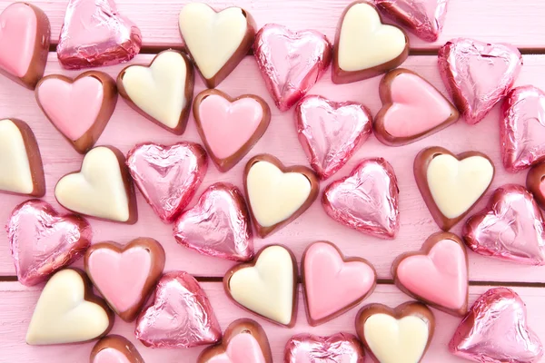 Kolorowy czekoladki w kształcie serca — Zdjęcie stockowe