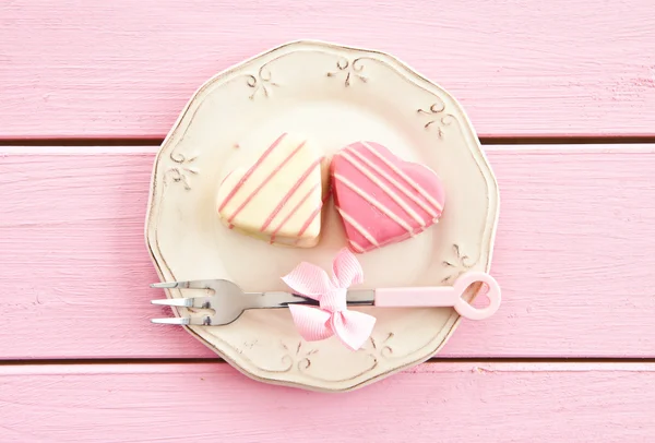 Roze Petit Fours in hart vorm — Stockfoto