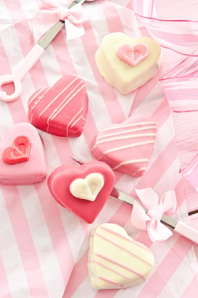 Pink Petit Fours em forma de coração — Fotografia de Stock