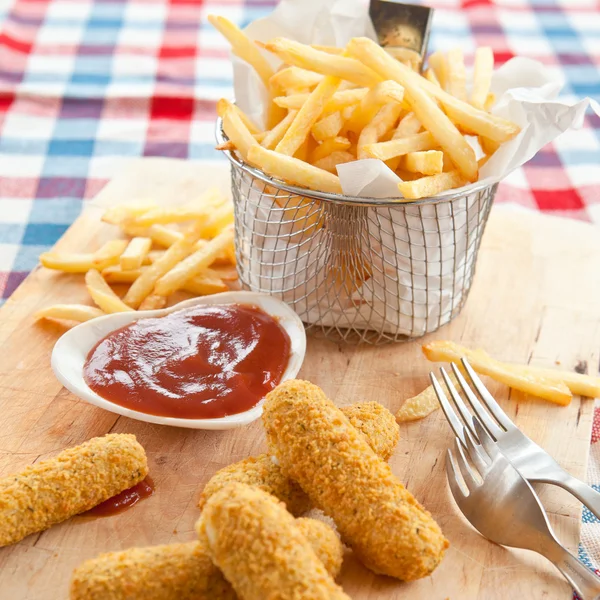 Frites et bâtonnets de mozzarella — Photo