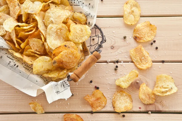 Coș de plasă vintage cu chips-uri — Fotografie, imagine de stoc