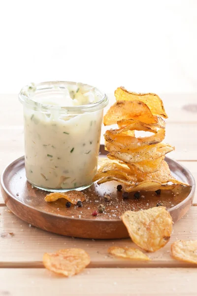 Homemade chips with dip — Stock Photo, Image