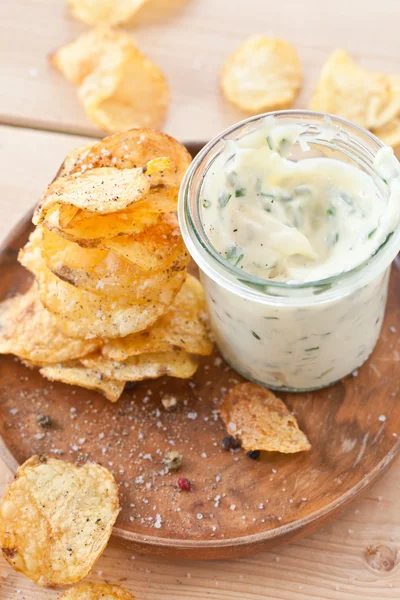 Homemade chips with dip — Stock Photo, Image