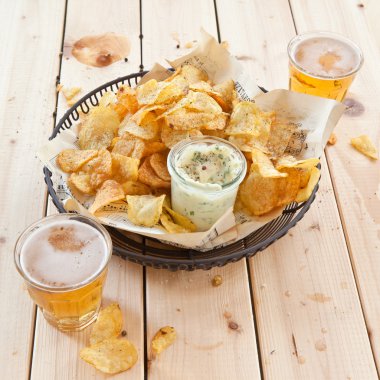 Ev yapımı cips sosu ile