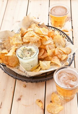 Ev yapımı cips sosu ile