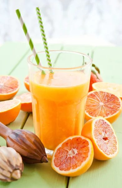 Świeży tłoczony sok z pomarańczy — Zdjęcie stockowe