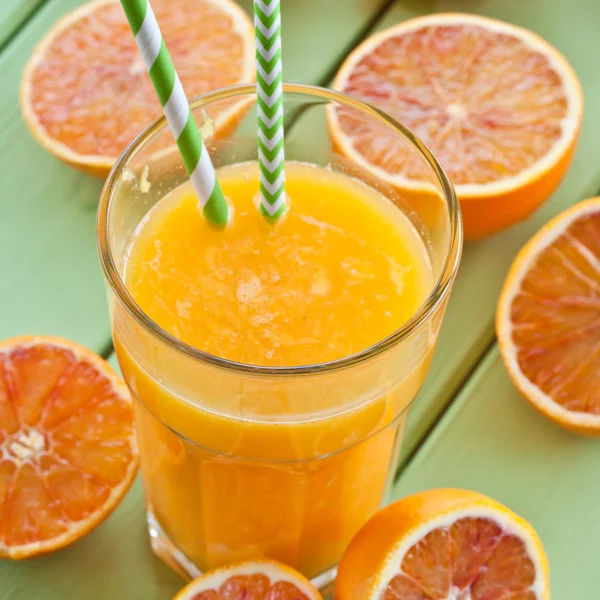 鲜榨的血橙果汁 — 图库照片