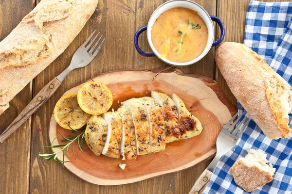 Peito de frango marinado — Fotografia de Stock