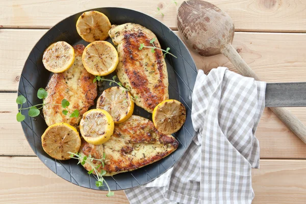 Peito de frango marinado — Fotografia de Stock