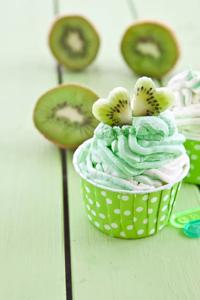 Yogur helado con kiwi fresco —  Fotos de Stock