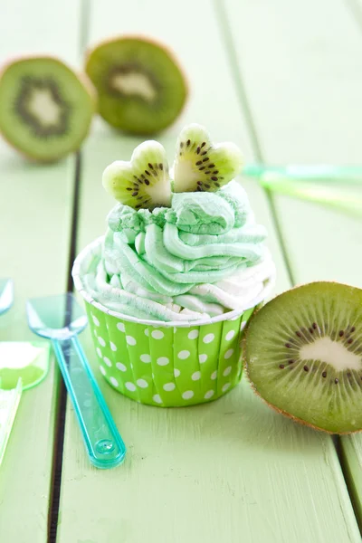 Gefrorener Joghurt mit frischer Kiwi — Stockfoto
