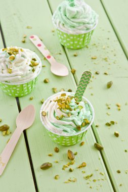 Taze fıstıklı donmuş yoğurt