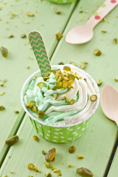 Yogur congelado con pistacho fresco —  Fotos de Stock