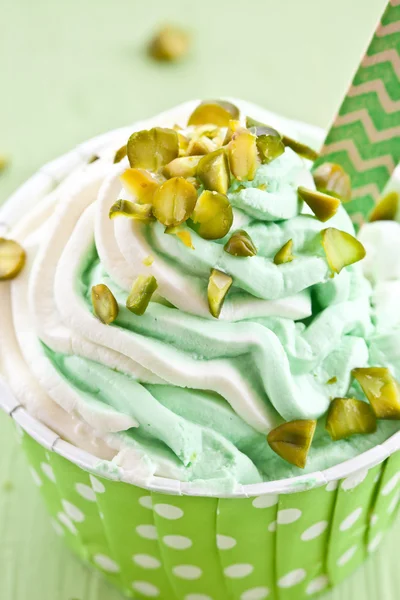 Yogur congelado con pistacho fresco —  Fotos de Stock