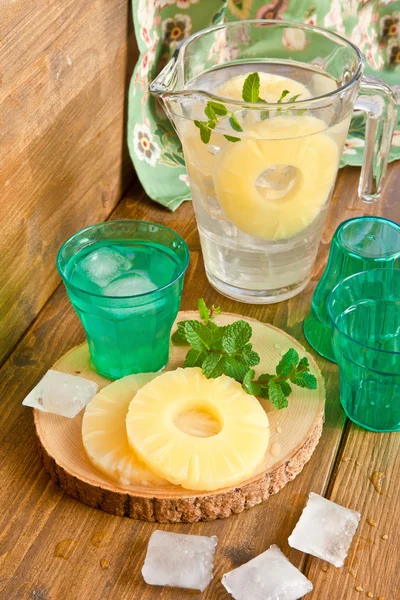 Zelfgemaakte limonade met ananas — Stockfoto