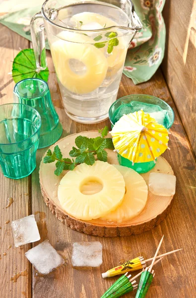 Zelfgemaakte limonade met ananas — Stockfoto