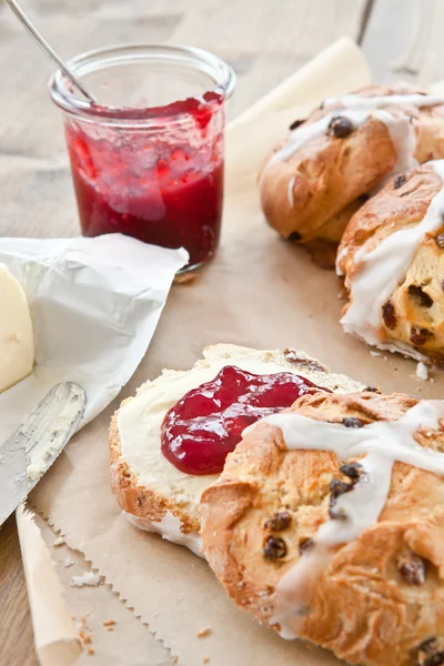 Tereyağı ve reçel ile sıcak cross buns — Stok fotoğraf