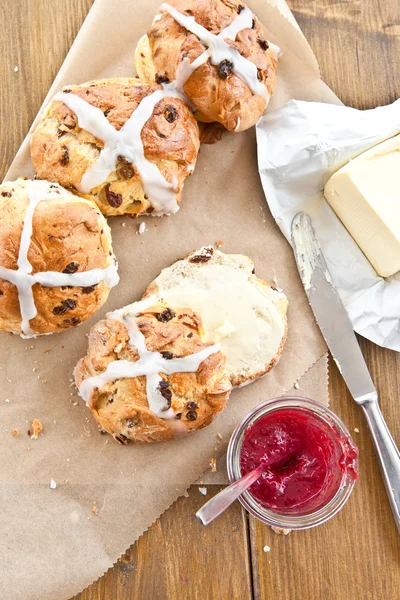 Hot cross broodjes met boter en jam — Stockfoto