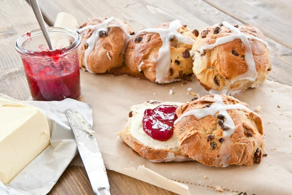 Hot cross buns with butter and jam — Stock Photo, Image
