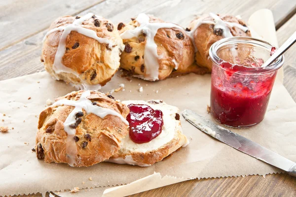 Hot cross broodjes met boter en jam — Stockfoto