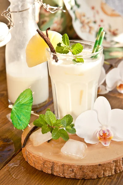 Pina colada ananas ile — Stok fotoğraf