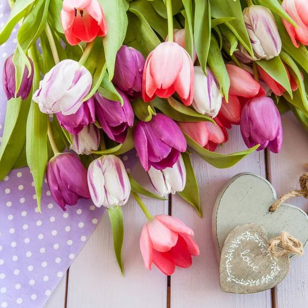 Kleurrijke tulpen op paars — Stockfoto