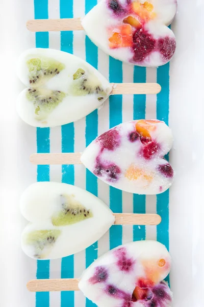 Hemlagad frysta popsicles — Stockfoto