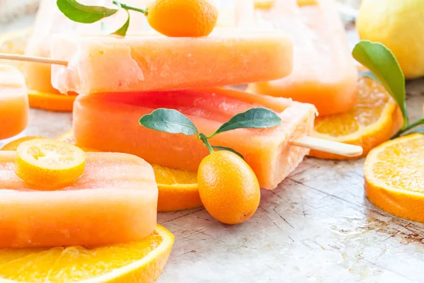 Ghiaccioli arancioni fatti in casa — Foto Stock