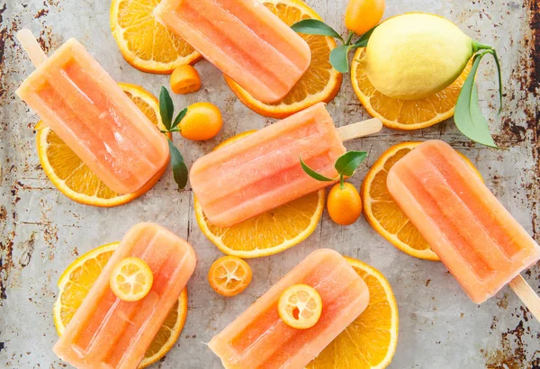 Homemade orange popsicles — Stock Photo, Image