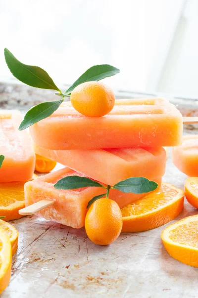 Homemade orange popsicles — Stock Photo, Image